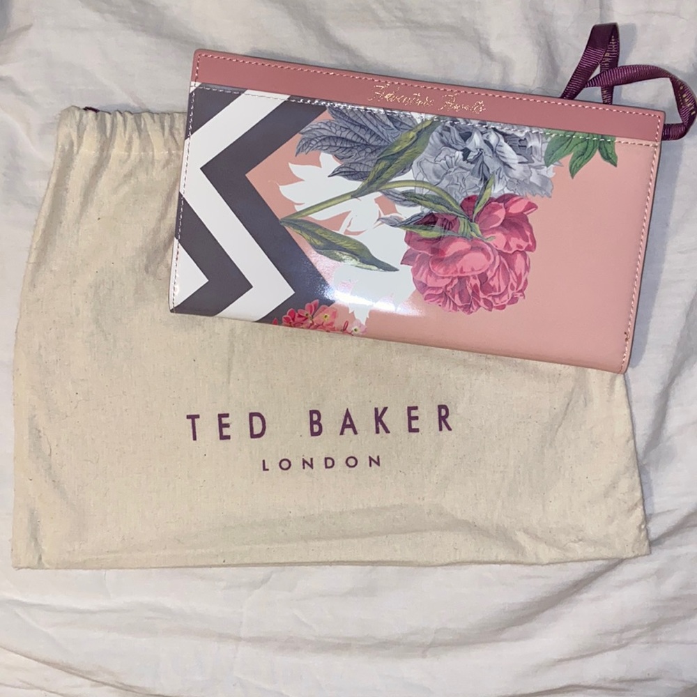 🌹 Ted Baker London “Adventure Awaits” Travel Wallet